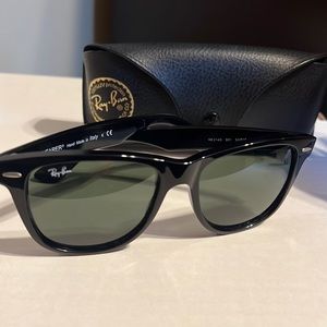 Ray-Ban WAYFARER Sunglasses, with case.